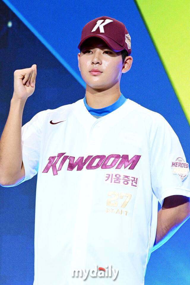 키움 하현승이 21일 오후 서울 잠실동 롯데호텔 월드 크리스탈볼룸에서 진행된 ‘2027 KBO 신인드래프트’에서 포즈를 취하고 있다./잠실=곽경훈 기자 kphoto@mydaily.co.kr
