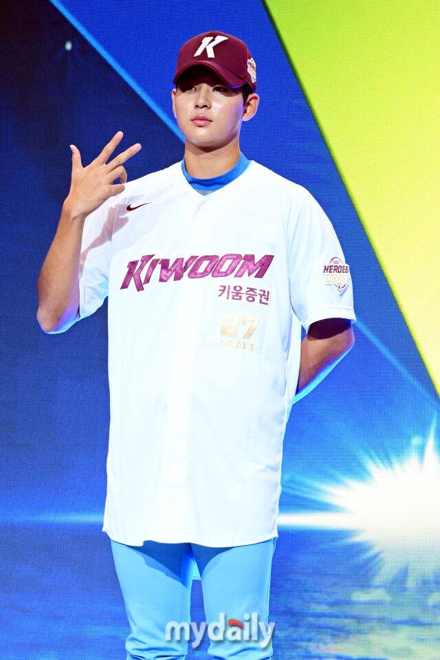 키움 하현승이 21일 오후 서울 잠실동 롯데호텔 월드 크리스탈볼룸에서 진행된 ‘2027 KBO 신인드래프트’에서 포즈를 취하고 있다./잠실=곽경훈 기자 kphoto@mydaily.co.kr