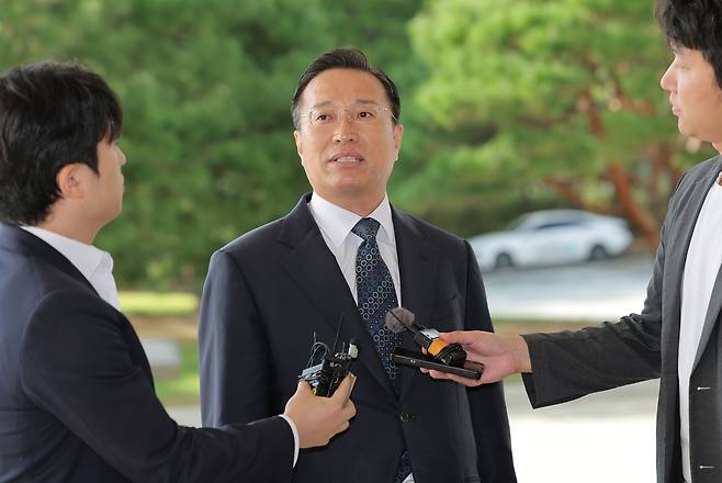 공석인 검찰총장 직무대행을 맡게 된 이정현 신임 대검찰청 차장이 23일 서울 서초구 대검찰청에 출근하며 취재진 질문에 답변하고 있다. [연합]