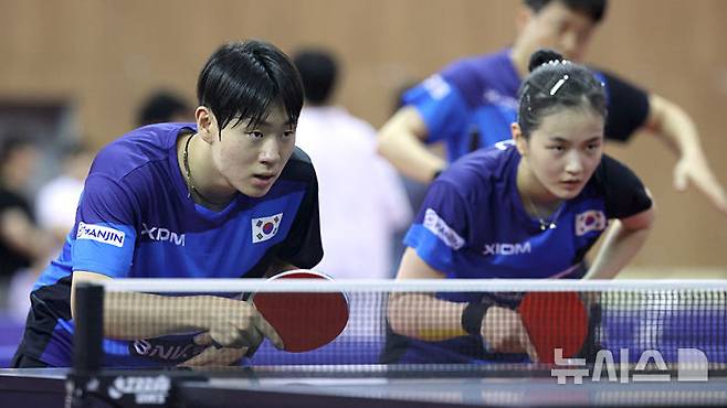 [진천=뉴시스] 김금보 기자 = 오준성과 김나영이 30일 오후 충북 진천선수촌에서 열린 2026 아이치·나고야 아시안게임 탁구 대표팀 미디어데이에서 공개훈련을 하고 있다. 2026.07.30. kgb@newsis.com
