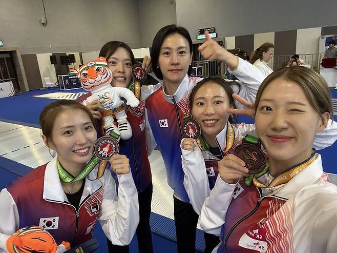 [서울=뉴시스] 펜싱 여자 플뢰레 대표팀 박지희(왼쪽부터), 모별이, 이세주, 심소은이 22일(현지 시간) 인도 뉴델리에서 열린 2026 아시아선수권대회 여자 플뢰레 단체전 동메달을 차지한 뒤 기념사진을 찍고 있다. (사진=스포노베이션 제공) 2026.06.22. *재판매 및 DB 금지