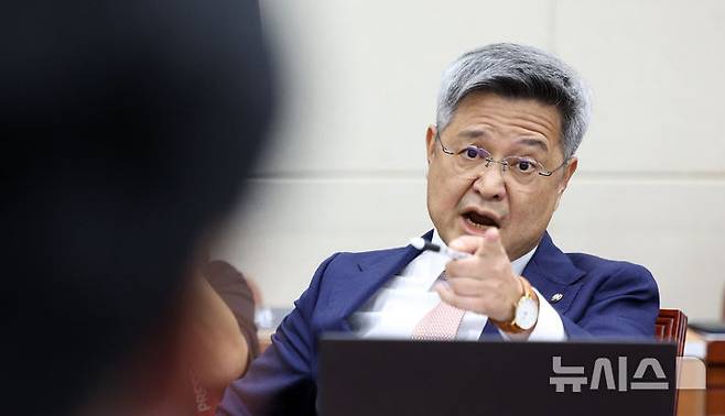 [서울=뉴시스] 고범준 기자 = 김장겸 국민의힘 의원이 22일 서울 여의도 국회에서 열린 과학기술정보방송통신위원회 전체회의에서 한준호 더불어민주당 간사와 언쟁을 벌이고 있다. 2026.09.22. bjko@newsis.com