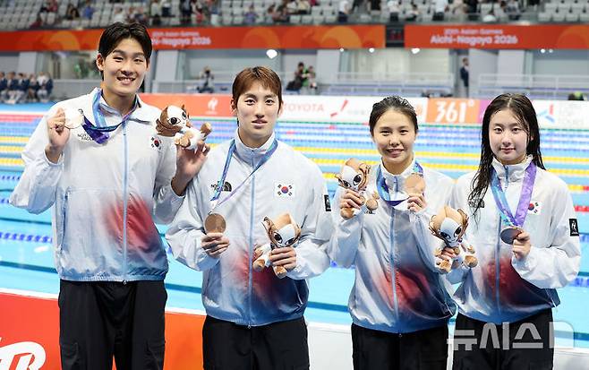 [도쿄(일본)=뉴시스] 김금보 기자 = 23일(현지 시간) 오후 일본 도쿄도 고토구 도쿄아쿠아틱스센터에서 열린 2026 아이치·나고야 아시안게임 경영 혼성 혼계영 400m 시상식에서 동메달을 획득한 김승원, 최동열, 안세현, 김영범이 포즈를 취하고 있다. 2026.06.23. kgb@newsis.com