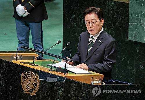 이재명 대통령, 유엔 기조연설 (뉴욕=연합뉴스) 한상균 기자 = 이재명 대통령이 22일(현지시간) 미국 뉴욕 유엔본부 총회장에서 기조연설을 하고 있다. 2026.9.23 xyz@yna.co.kr