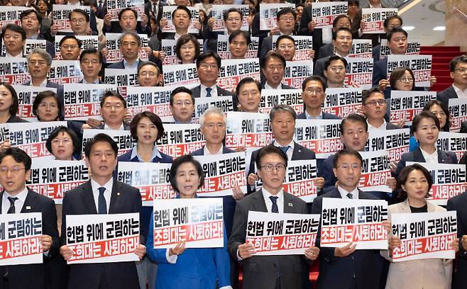 더불어민주당 김민석 대표와 한병도 원내대표를 비롯한 지도부와 의원들이 조희대 대법원장이 대법관 재제청을 거부한 22일 국회에서 규탄대회를 열고 조 대법원장의 사퇴를 촉구하는 구호를 외치고 있다. 연합뉴스