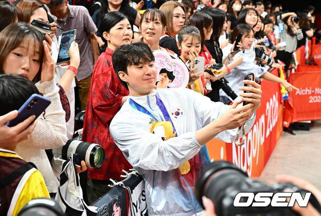 [OSEN=나고야(일본), 박준형 기자] 대한민국 남자농구대표팀이 개최국 일본을 꺾고 12년 만에 아시아 정상으로 돌아왔다. 아시안게임 남자농구 역사상 처음 열린 결승 한일전의 승자는 한국이었다.니콜라스 마줄스 감독이 이끄는 한국은 20일 일본 나고야 IG 아레나에서 열린 2026 아이치·나고야 아시안게임 남자농구 결승에서 일본을 65-57로 제압했다.이현중이 팬들과 셀카를 찍고 있다.   2026.09.20 / soul1014@osen.co.kr