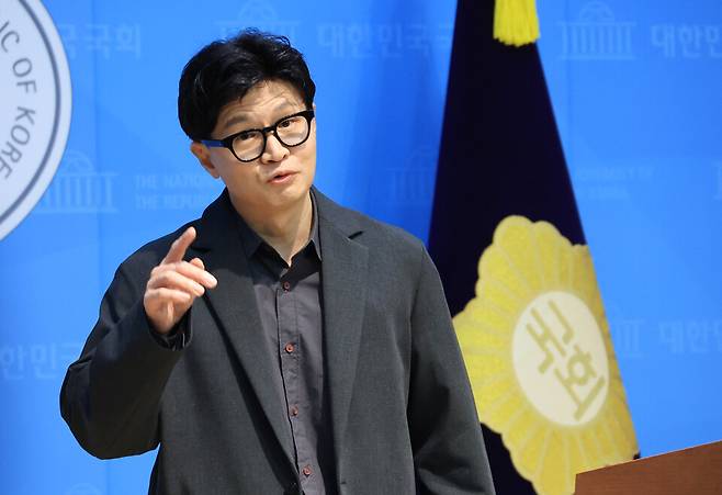 김승원 법무부 장관 후보자가 자진사퇴 기자회견을 한 19일 한동훈 무소속 의원이 국회 소통관에서 기자회견을 하고 있다. ⓒ연합뉴스