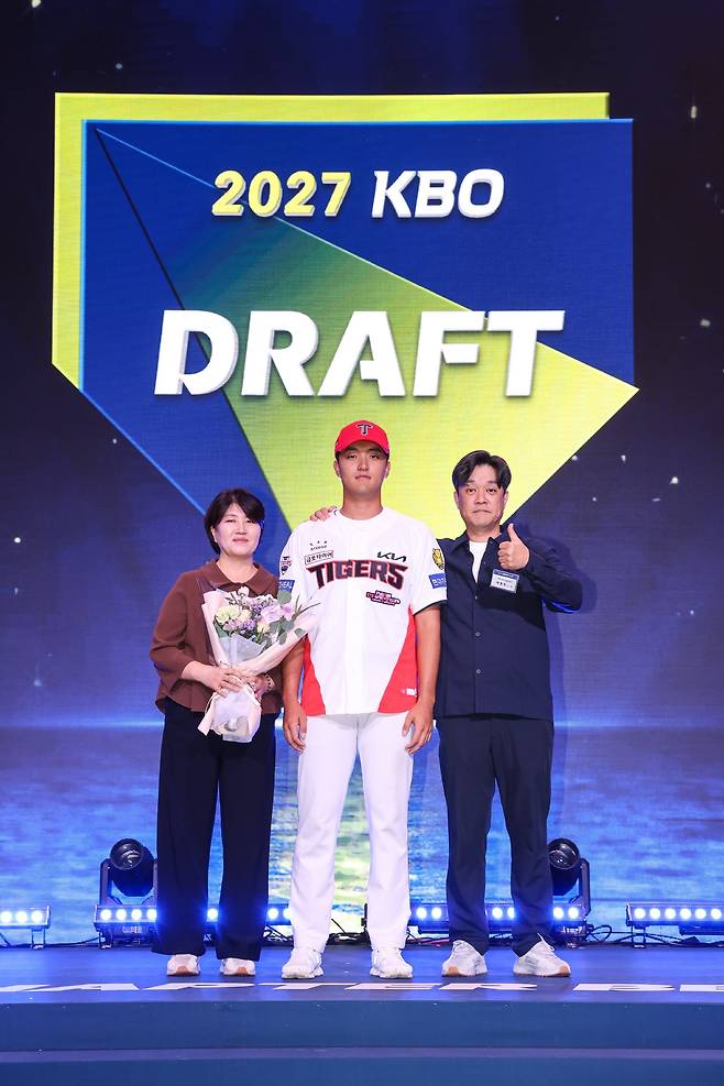 ▲ KIA가 2라운드로 지명한 곽병진과 그의 가족이 기념촬영에 나섰다. ⓒKIA 타이거즈