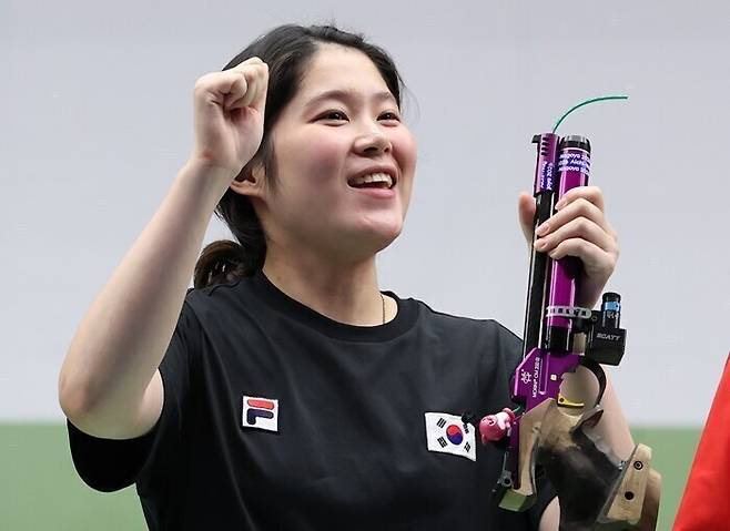 ▲ 23일 일본 아이치현 종합 사격장에서 열린 2026 아이치·나고야 아시안게임 사격 여자 10m 공기권총 결선에서 추가은이 금메달을 차지한 뒤 활짝 웃고 있다. ⓒ연합뉴스
