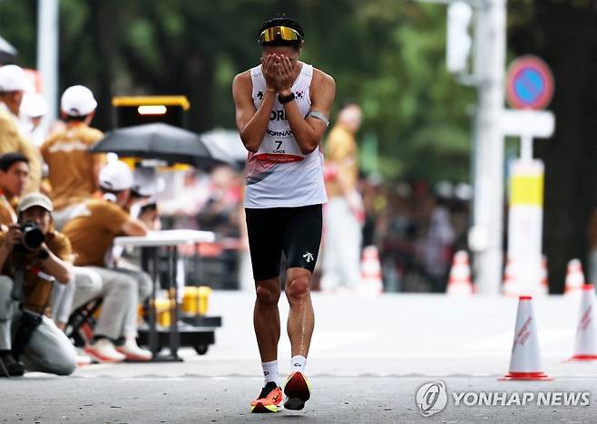 감격하는 최병광 [로이터=연합뉴스]