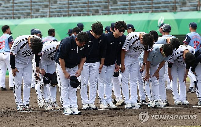 대승 거둔 한국 (오카자키[일본]=연합뉴스) 김성민 기자 = 23일 일본 아이치현 오카자키 중앙종합공원야구장에서 열린 2026 아이치·나고야 아시안게임 야구 B조 조별리그 3차전 대한민국과 태국의 경기. 18-1 대승을 거둔 한국 선수들이 인사하고 있다. 2026.9.23 ksm7976@yna.co.kr