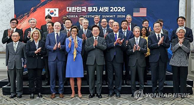 '대한민국 투자 서밋 2026', 기념촬영하는 이재명 대통령 (뉴욕=연합뉴스) 한상균 기자 = 이재명 대통령이 23일(현지시간) 미국 뉴욕 한 호텔에서 열린 '대한민국 투자 서밋 2026' 행사에 앞서 참석자들과 기념촬영을 하고 있다.
    앞줄 왼쪽부터 위성락 국가안보실장, 제니 존슨 프랭클린 템플턴 CEO, 엠마누엘 로만 핌코 CEO, 제인 프레이저 씨티그룹 CEO, 이재명 대통령, 래리 핑크 블랙록 회장, 티모시 가이트너 워버그 핀커스 회장, 이형일 부총리, 강경화 주미대사. 2026.9.23 xyz@yna.co.kr