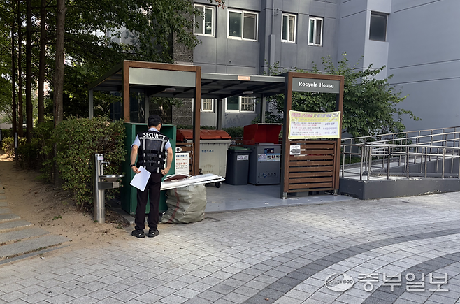 23일 오전 수원시 권선구의 한 아파트 재활용품 분리수거장에서 경비원이 재활용품을 정리하고 있다. 최윤호 기자