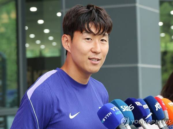손흥민이 '모레노호'의 첫 A매치 에콰도르전을 하루 앞둔 23일 충남 천안시 코리아풋볼파크에서 공식훈련에 앞서 취재진과 인터뷰하고 있다. 연합뉴스
