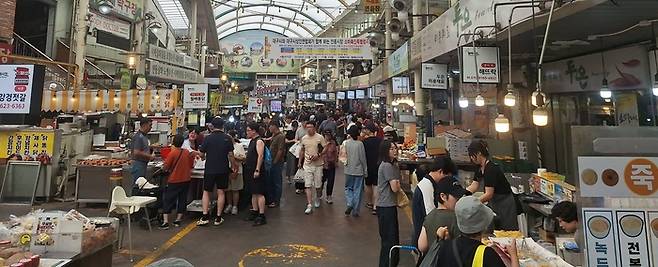 24일 대구 달서구 월배시장 내 제수용품 판매점 앞에 손님들이 몰려 있다. 특히 떡집 등 일부 점포에는 긴 대기줄이 생기면서 명절 대목 분위기를 실감케 했다. 강승규 기자