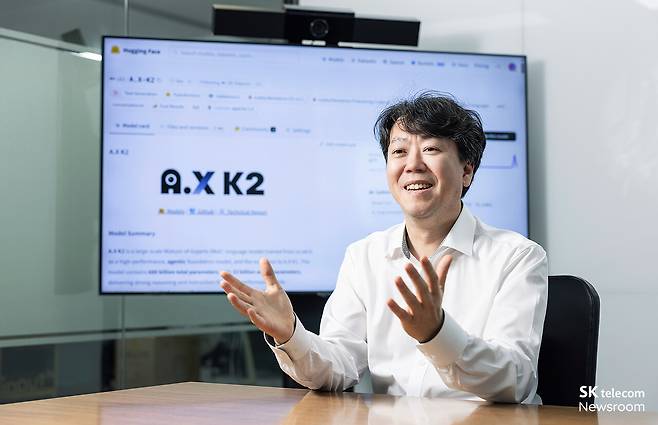 SK텔레콤 김태윤 파운데이션 모델 담당이 인터뷰를 진행하고 있다. [사진=SK텔레콤 뉴스룸]