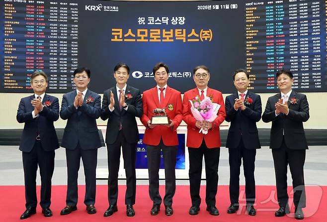 한국거래소 코스닥시장본부는 지난 5월 11일 오전 서울사옥 홍보관에서 코스모로보틱스의 코스닥시장 상장기념식을 개최했다고 밝혔다. 사진은 기념 촬영하는 박종식 한국IR협의회 부회장, 안승근 코스닥협회 부회장, 민경욱 한국거래소 코스닥시장 본부장, 오주영 코스모로보틱스 대표이사, 강곤 코스모로보틱스 대표이사, 고경모 유진투자증권 대표이사, 김형진 NH투자증권 IB사업부 대표. (한국거래소 제공. 재판매 및 DB 금지) 2026.5.11 ⓒ 뉴스1