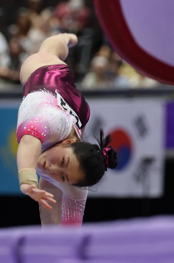 24일 일본 나고야 종합체육관 레인보우홀에서 열린 2026 아이치 나고야 아시안게임 기계 체조 여자 도마 결승에서 북한 안창옥이 1차 시기 연기를 펼치고 있다. /연합뉴스