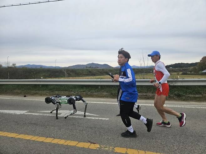 라이보2가 2024년 상주 곶감 마라톤 대회에서 코스를 주행하고 있다. KAIST 제공