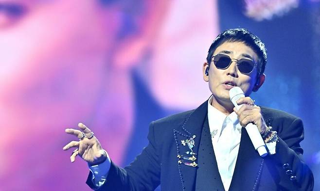 지난달 1일 인천 영종구 인스파이어 아레나에서 ‘네버엔딩스토리-이승철’ 공연을 펼치는 이승철. 한국방송 제공