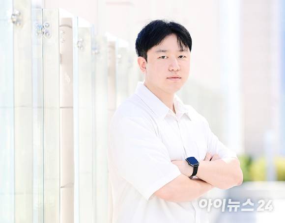 여승호 AI 미디어 아트 디렉터가 16일 오후 서울 영등포구 양평동에 위치한 아이뉴스24 사옥에서 진행된 인터뷰 전 포즈를 취하고 있다. [사진=정소희 기자]