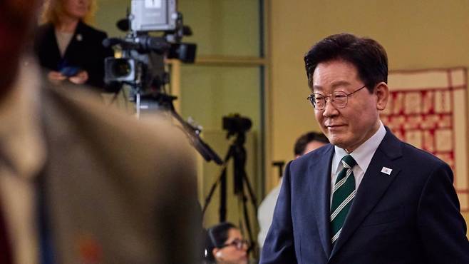 이재명 대통령이 미국 뉴욕 유엔본부에 도착하고 있다. 이 대통령은 24일 농지 전수조사를 두고 “모든 정부가 회피했지만 저는 회피하지 않겠다”며 추진 의지를 재확인했다. (청와대)