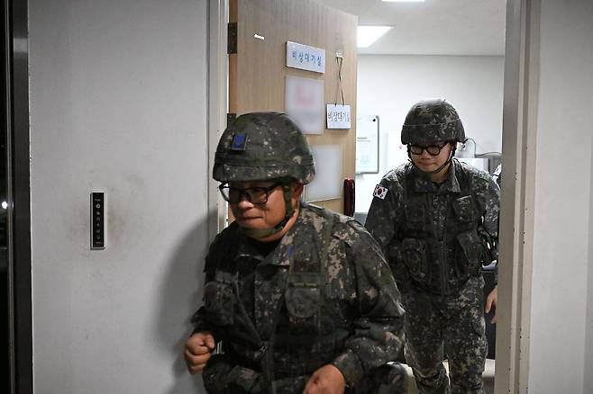 공군8542부대 대공방어소대원들이 가상의 적 자폭드론 침투 상황발령에 따라 단거리 방공무기 신궁 및 천호를 운용하기 위해 각 포상으로 출동하고 있다. 사진 공군