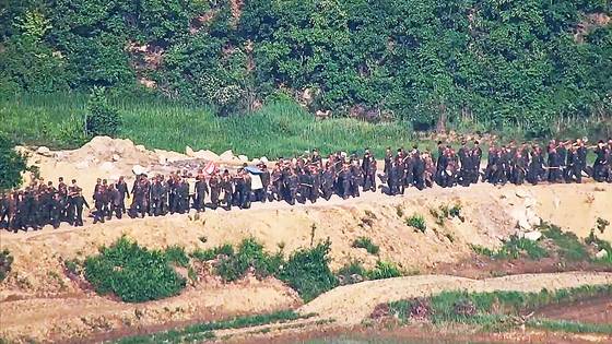 전선지역에서 대규모 병력 투입돼 작업 중인 북한군.합동참모본부=연합뉴스