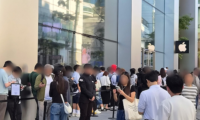 지난 18일 오전 8시께 서울 명동에 위치한 애플(Apple) 매장 앞에서 소비자들이 ‘아이폰 18 프로·프로맥스’ 등 신제품을 구매하고자 기다리고 있다. [이상현 기자]