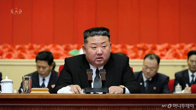 [서울=뉴시스] 북한 조선중앙TV는 김정은 국무위원장이 지난 21일 조선노동당 제3차 선전부문 일군(간부)강습회 폐강식에서 연설했다고 22일 보도했다. (사진=조선중앙TV 캡처) 2026.09.22.