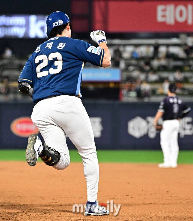 2026년 9월 23일 오후 경기도 수원KT위즈파크에서 열린 '2026 신한 SOL KBO리그' NC 다이노스와 KT 위즈의 경기. NC 천재환이 3회초 무사 1.2루서 3점 홈런을 친 뒤 기뻐하고 있다./수원=유진형 기자