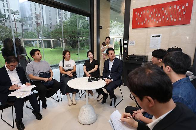 오세훈 서울시장이 1일 서울 송파구 잠실르엘에서 미리내집 사업과 관련 현장을 방문해 신혼부부들과 간담회를 하고 있다. 미리내집은 자녀를 출산하면 거주 기간을 최장 20년으로 연장하고 시세보다 저렴하게 매입할 기회를 제공하는 서울시 저출생 주거 대책이다. [연합]