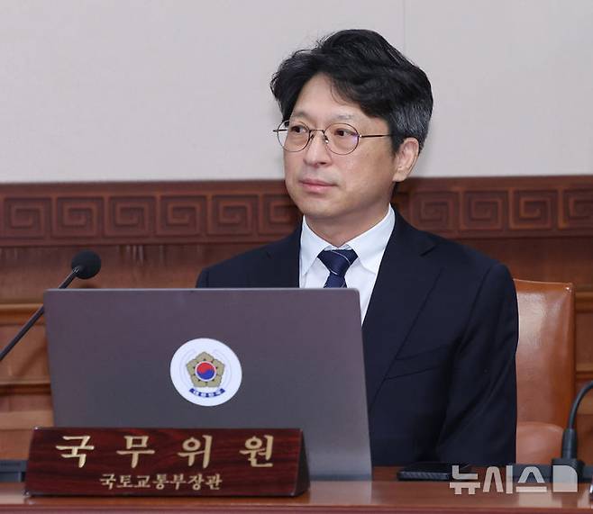 [서울=뉴시스] 조수정 기자 = 국토교통부 장관 취임을 앞둔 홍지선 국토교통부 2차관이 22일 오전 서울 종로구 정부서울청사에서 열린 국무회의에 참석하고 있다. 2026.09.22. chocrystal@newsis.com