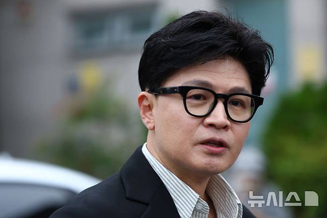 [서울=뉴시스] 전신 기자 = 한동훈 무소속 의원이 24일 서울 용산구 국방부 앞에서 비무장지대(DMZ) 지뢰 추정 폭발 사고와 관련해 즉각 조사를 촉구하는 1인 시위를 하고 있다. 2026.09.24. photo1006@newsis.com