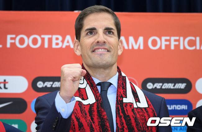 [OSEN=천안, 조은정 기자]로베르트 모레노 감독 취임 및 하나은행 초청 축구국가대표팀 친선경기 명단발표 기자회견이 14일 오후 천안 코리아풋볼파크 스타디움 대강당에서 열렸다.로베르트 모레노(49) 대한민국 축구대표팀 임시 감독의 계약 기간은 오는 11월 27일까지다. 9월과 10월 4경기, 11월 2경기 등 단 6차례의 A매치에서 자신을 증명해야 한다. 성적과 경기 내용에 따라 내년 1월 열리는 2027 아시아축구연맹(AFC) 아시안컵까지 계약이 연장될 수 있다.모레노 임시 감독이포즈를 취하고 있다. 2026.09.14 /cej@osen.co.kr