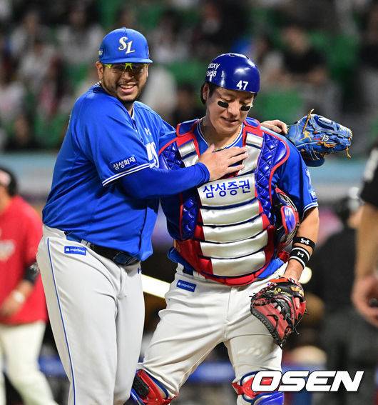 [OSEN=인천, 지형준 기자] 24일 인천 SSG랜더스필드에서 ‘2026 신한은행 SOL Bank KBO리그’ SSG 랜더스와 삼성 라이온즈의 경기가 열렸다.SSG은 김민준, 삼성은 후라도를 선발로 내세웠다.7회말 2실점을 허용한 삼성 후라도가 이닝을 마치고 강민호와 손을 맞잡고 있다. 2026.09.24 / jpnews@osen.co.kr