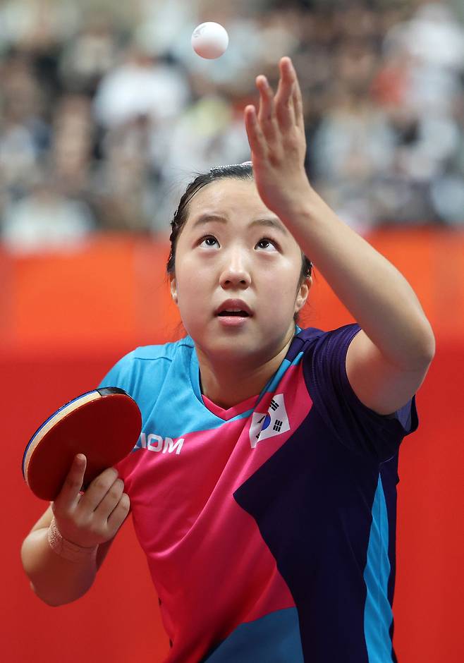 한국 탁구 대표팀 신유빈이 23일 일본 아이치현 도요타시 스카이홀 도요타에서 열린 2026 아이치·나고야 아시안게임 탁구 여자 단체전 준결승 일본 하야타 히나와의 경기에서 경기를 펼치고 있다. 도요타=뉴시스