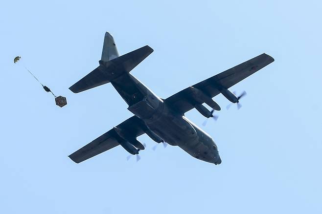 공군 C-130 수송기에서 화물이 투하되고 있다. 세계일보 자료사진