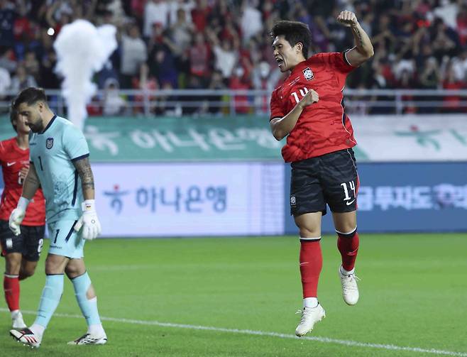 축구국가대표팀 공격수 이동경이 24일 수원월드컵경기장서 열린 에콰도르전서 골을 넣은 뒤 기뻐하고 있다. 수원｜뉴시스