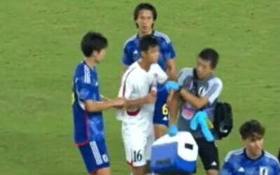 ▲ 항저우 아시안게임 일본과 북한의 남자축구 경기에서도 북한 김유성은 부상 선수 치료를 위해 그라운드에 들어온 일본 스태프에게 주먹질을 하려는 시늉을 해 논란을 빚었다. ⓒ 중계영상 캡쳐