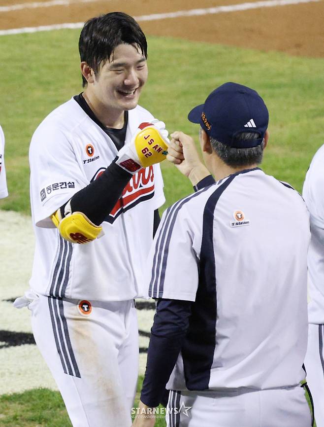 2026 신한 SOL KBO리그 두산 베어스 대 KIA 타이거즈 경기가 23일 서울 잠실야구장에서 열렸다.  두산 안재석이 9회말 2사 2루에서 KIA 이의리를 상대로 끝내기 안타를 날리며 경기를 끝낸 후 김원형 감독의 축하를 받고 있다. /사진=김진경 kim.jinkyung@