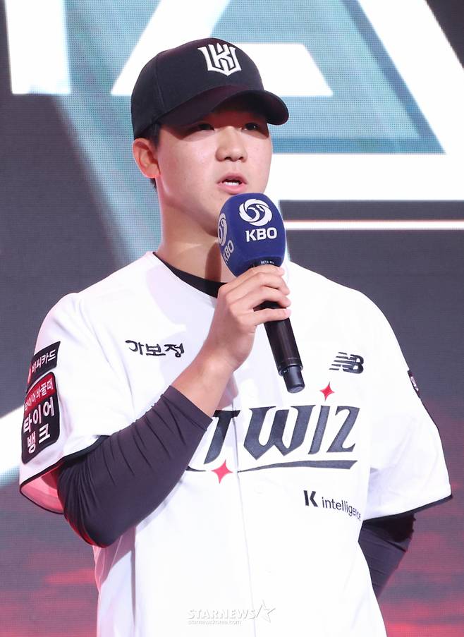 '2027 KBO 신인 드래프트'가 21일 서울 송파구 롯데호텔 월드 크리스탈볼룸에서 열렸다.  이승원(유신고)이 전체 5순위로 KT에 지명된 후 소감을 밝히고 있다 /사진=김진경 대기자