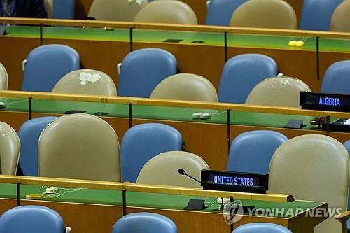 미국 뉴욕 유엔본부에서 열린 제81차 유엔총회에서 마수드 페제시키안 이란 대통령이 연설하는 가운데 미국 대표단의 좌석이 비어 있다. [로이터 연합뉴스. 재판매 및 DB 금지]