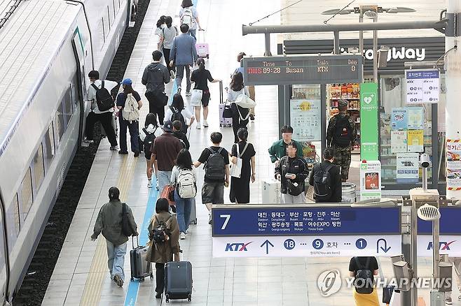 추석, 고향으로! (서울=연합뉴스) 박동주 기자 = 추석을 앞둔 23일 서울역에서 시민들이 열차에 탑승하기 위해 걸어가고 있다. 2026.9.23 pdj6635@yna.co.kr