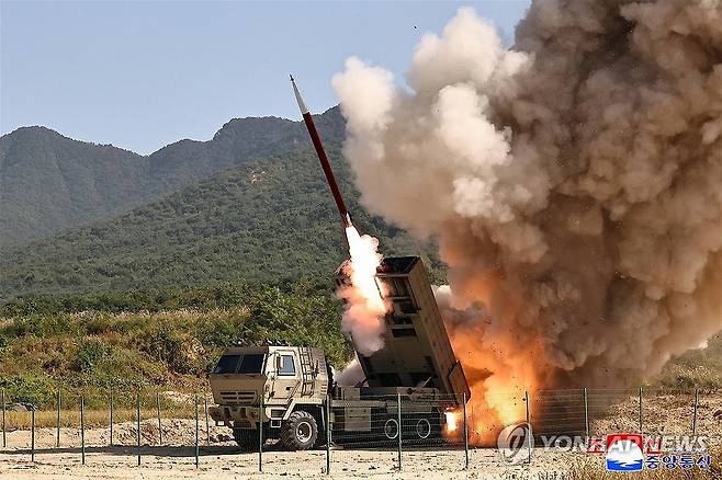 북한, 갱신형 240㎜ 조종방사포탄 시험 사격 (평양 조선중앙통신=연합뉴스) 북한은 지난 22일 국방발전 5개년 목표수행을 위한 포 및 미사일무력 현대화사업 계획에 따라 국방과학연구 부문에서 갱신형 240㎜ 조종방사포탄 시험 사격을 진행했다고 조선중앙통신이 24일 보도했다. 통신은 "갱신형 240㎜ 조종방사포탄에는 자치정밀유도체계가 도입되였으며 탄도비행 방식으로 100㎞, 활공비행 복합방식으로 115㎞를 타격할 수 있다"고 밝혔다. [조선중앙통신 홈페이지 캡처] 2026.9.24 
    [국내에서만 사용가능. 재배포 금지. For Use Only in the Republic of Korea. No Redistribution] nkphoto@yna.co.kr