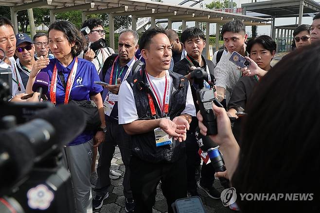 웰컴 세리머니 행사지연 관련 설명하는 조직위 관계자 (나고야=연합뉴스) 서대연 기자 = 2026 아이치·나고야 아시안게임 개막 하루 전인 18일 일본 나고야항 선수단 숙소 인근 광장에서 열린 웰컴 세리머니에서 조직위 운영 미숙으로 행사가 1시간 30분 가량 지연되자 조직위 관계자가 취재진에 관련 내용을 설명하고 있다. 
    북한을 포함한 각국의 입촌식 참석 대표단도 먼저 예정됐던 시간에 현장에 도착했으나 별다른 설명을 듣지 못한 채 별도 대기 공간에서 1시간 30분 정도를 추가로 기다려야 했다. 조직위 관계자들은 3시가 다 돼서야 "아시아올림픽평의회(OCA) 측과 연락이 원활하게 되지 않았다"고만 지연 이유를 설명했다. 2026.9.18 dwise@yna.co.kr