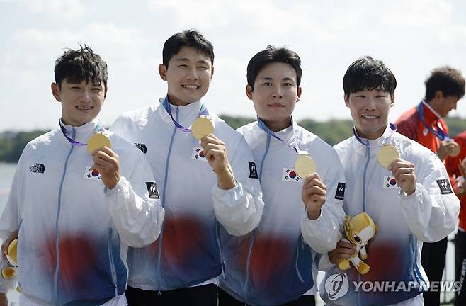 남자 카약 4인승(K4) 500ｍ 첫 금메달 수확한 베테랑 조광희(맨 오른쪽) [로이터=연합뉴스]