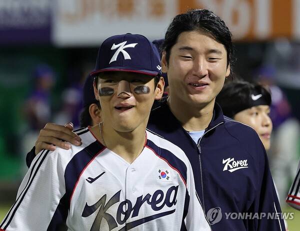 21일 일본 아이치현 오카자키 중앙종합공원야구장에서 열린 2026 아이치·나고야 아시안게임 야구 B조 조별리그 1차전 대한민국과 대만의 경기. 승리한 한국의 김도영과 곽빈이 환하게 웃고 있다. 연합뉴스