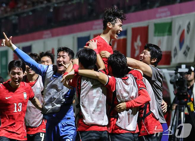 25일 오후 일본 나고야 미즈호 파크 럭비 필드에서 열린 2026 아이치·나고야 아시안게임 남자축구 8강 대한민국과 베트남의 경기, 대한민국 김지수가 골을 넣고 동료들과 기뻐하고 있다. 2026.9.25 ⓒ 뉴스1 김도우 기자