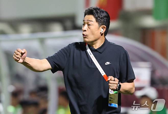 25일 오후 일본 나고야 미즈호 파크 럭비 필드에서 열린 2026 아이치·나고야 아시안게임 남자축구 8강 대한민국과 베트남의 경기, 대한민국 이민성 감독이 작전을 지시하고 있다. 2026.9.25 ⓒ 뉴스1 김도우 기자